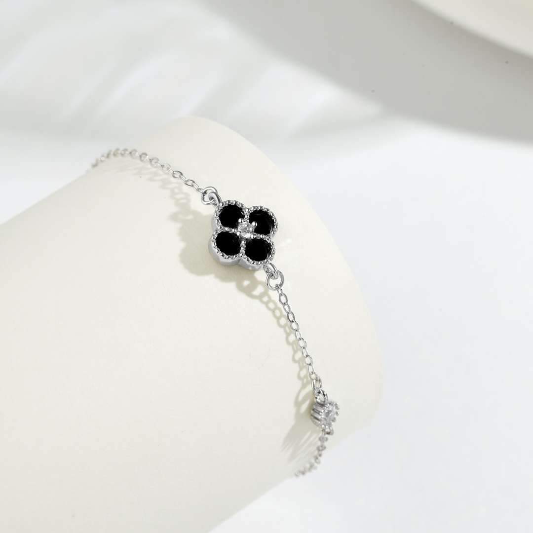 [Vivid Aurora]Delicate Four Leaf Clover Bracelet